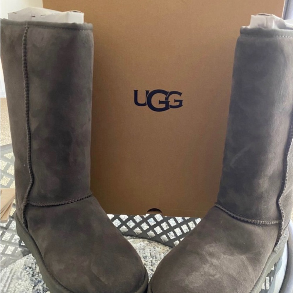 Gray UGG - 11.75” shaft size 8